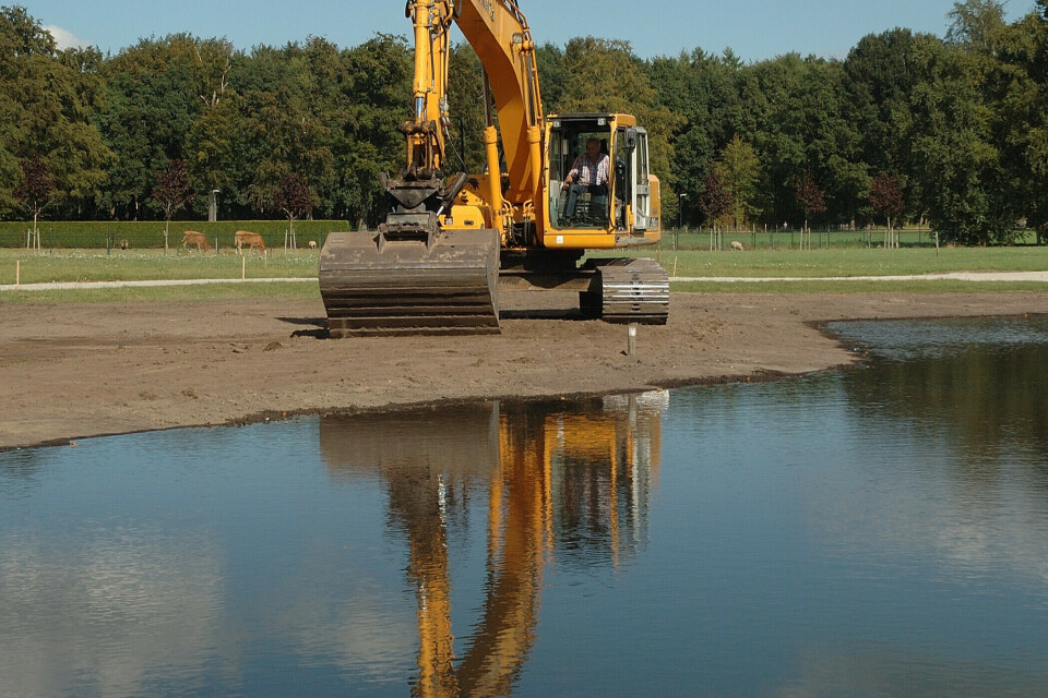 Uitgraven van een vijver in Moergestel